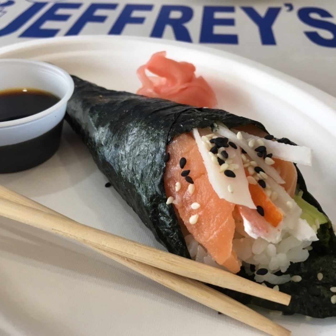 Cono de Salmón fresco, Surimi y Aguacate