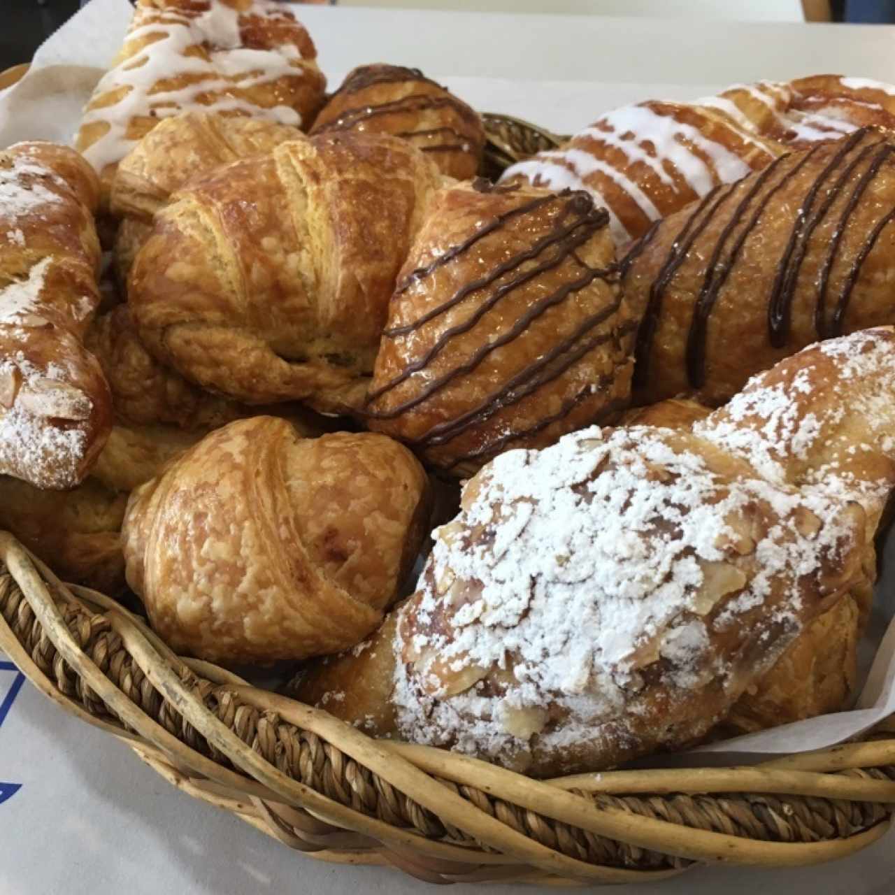 Croissants de Chocolate, Almendras y Simples. Frescos, calentitos, bien tempranito