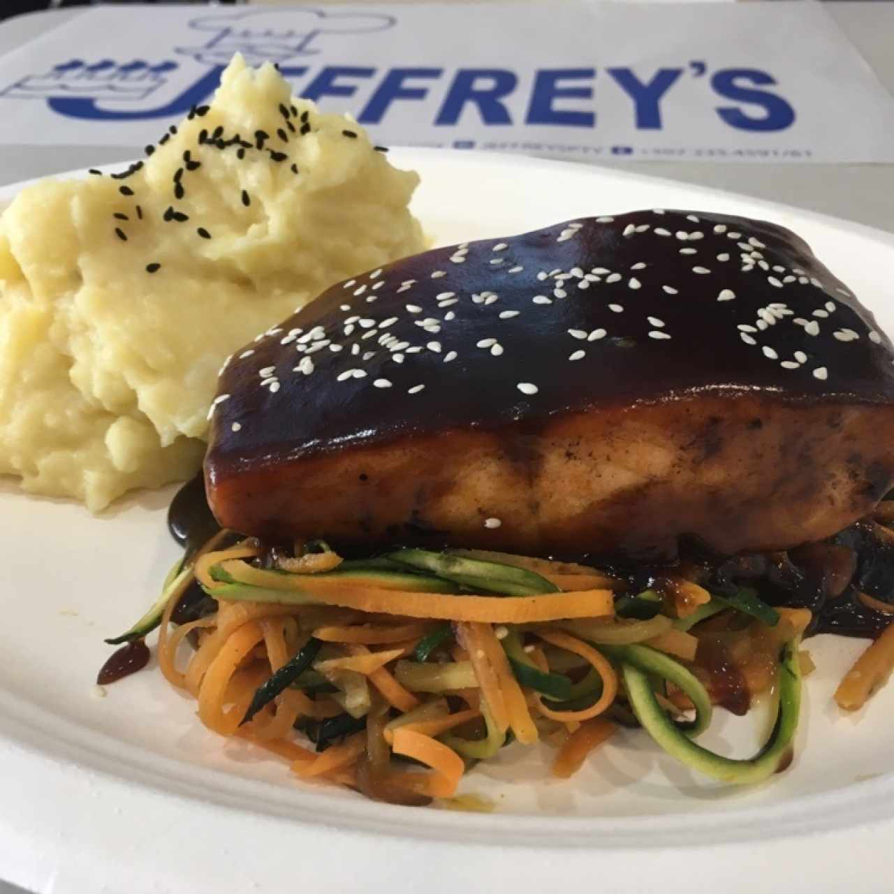 Salmón Teriyaki, plato ícono de Jeffrey's!