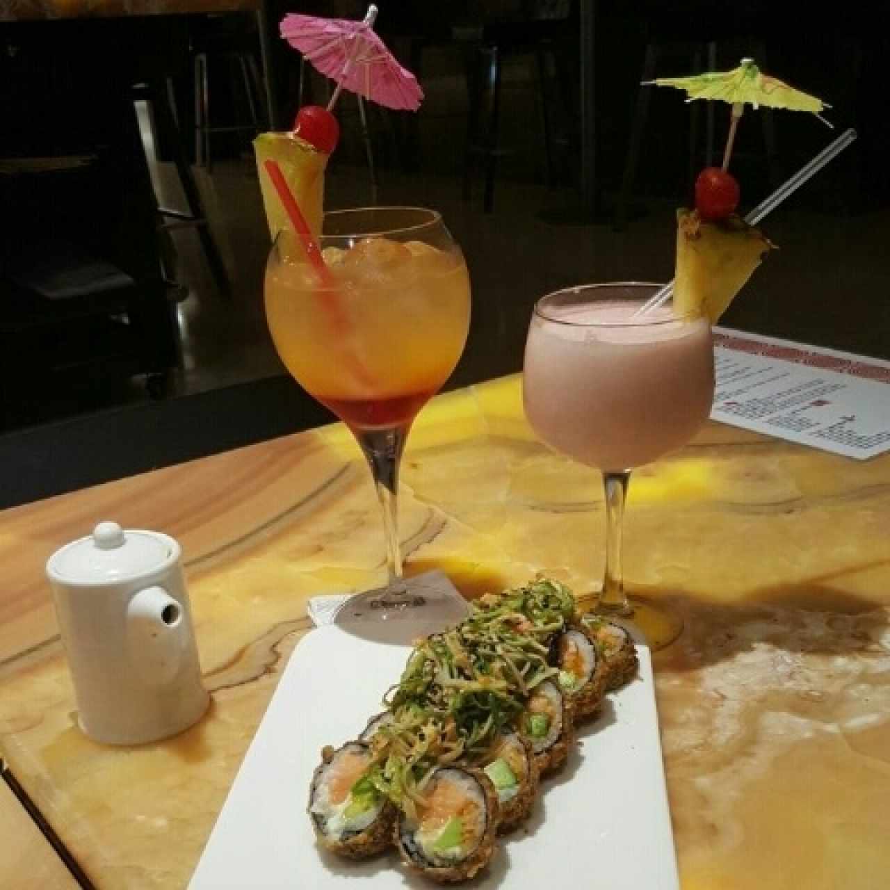 Hot Roll salmón, daiquiri y piña colada