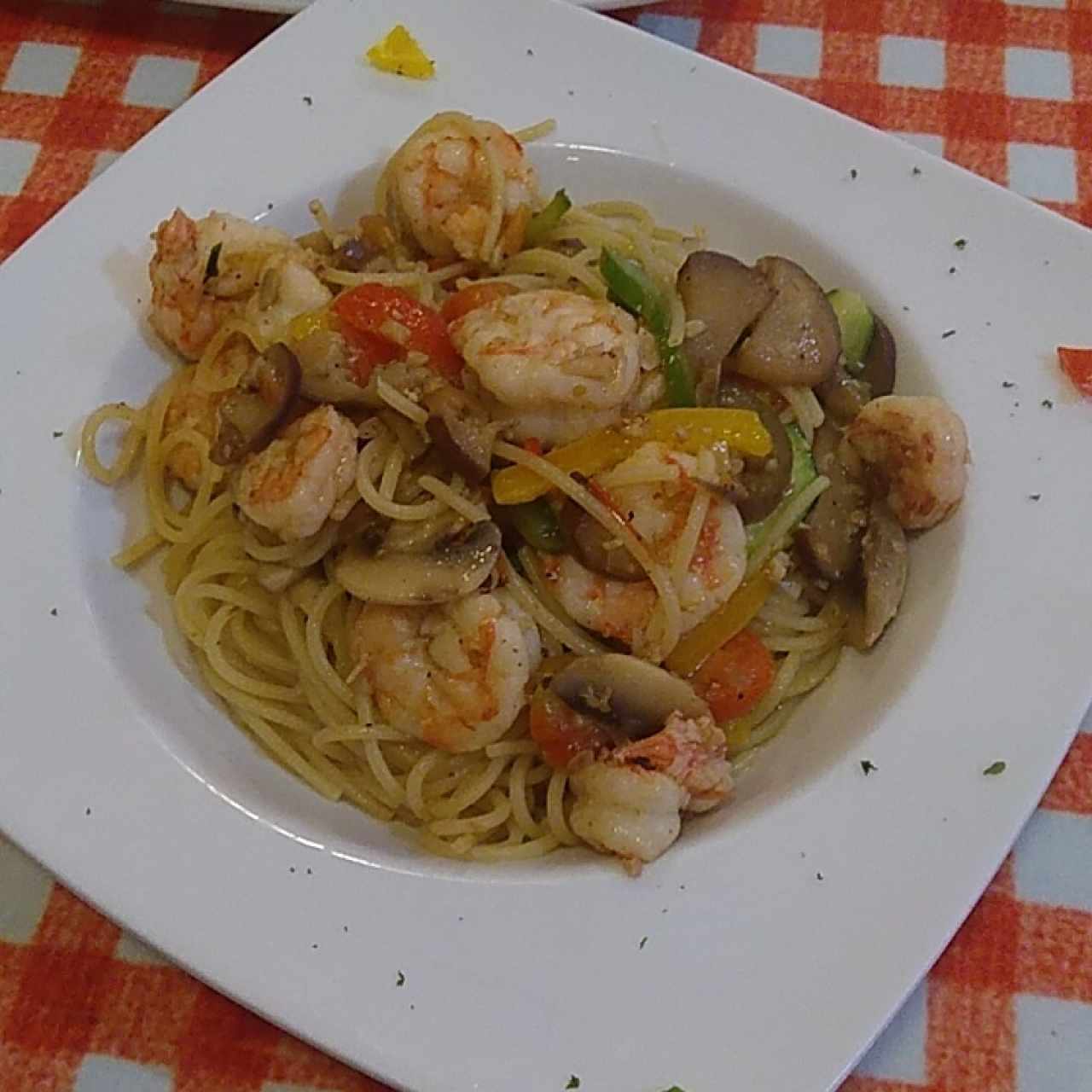 Spaghetti al Óleo con vegetales y Camarones