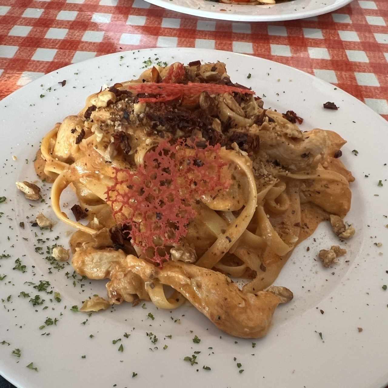 Pasta salsa rosada con pollo y tomates secos