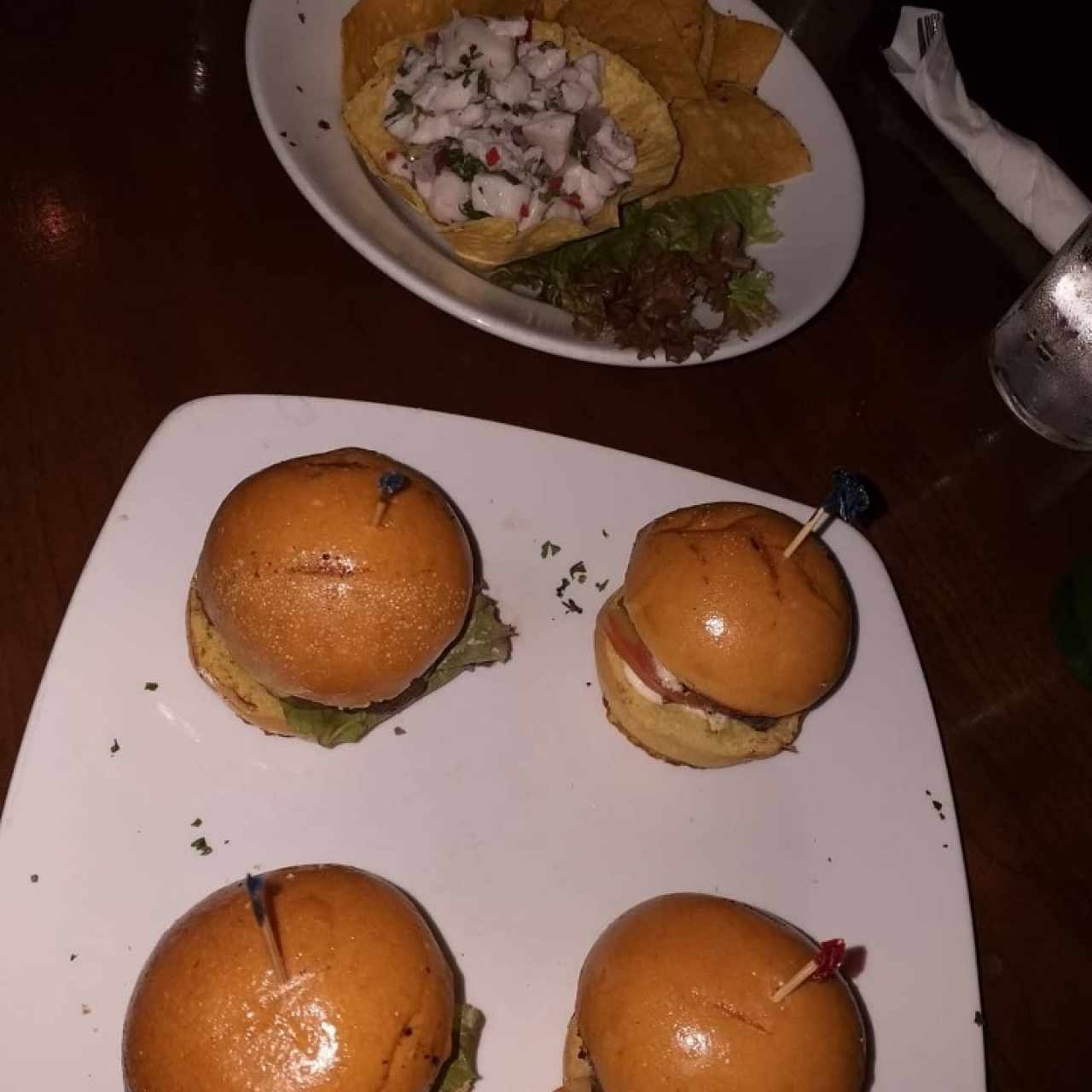 Mini Hamburguesas y ceviche de corvina