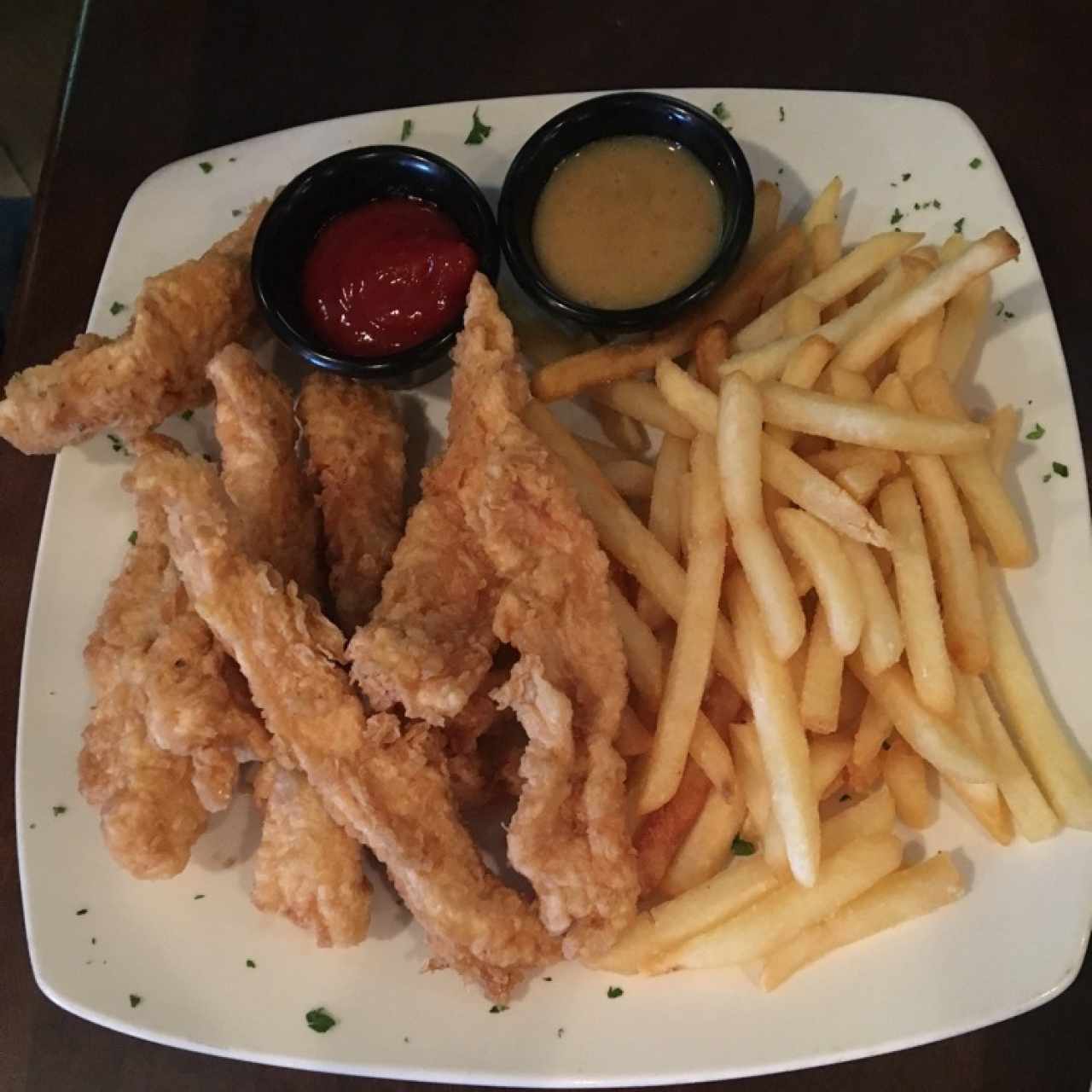 Chicken Tenders con papas fritas