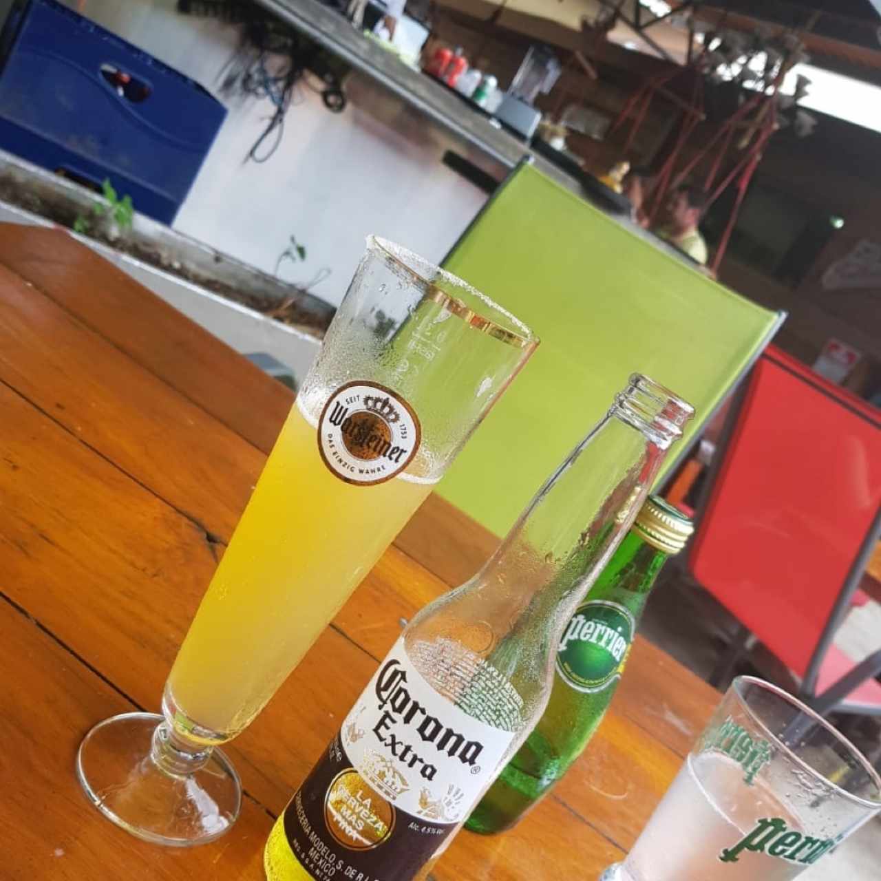 corona bien fria y agua perrier