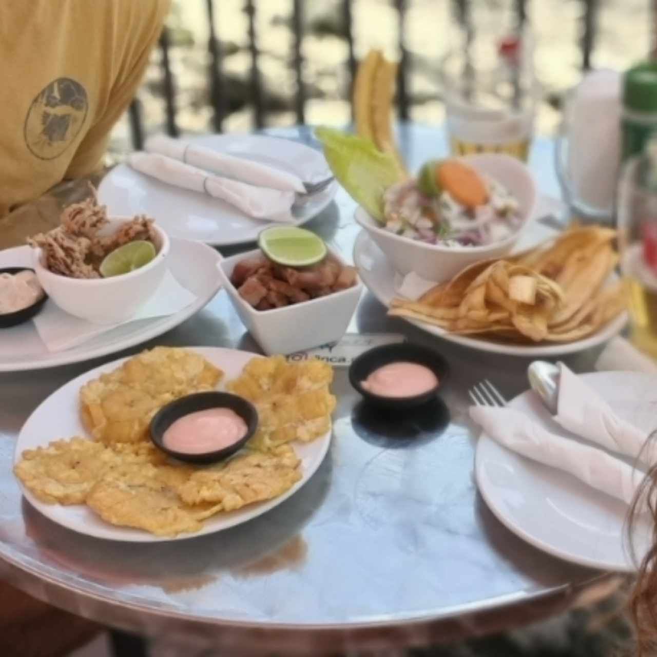 ceviche de pescado, chicharrón de cerdo y arañitas 