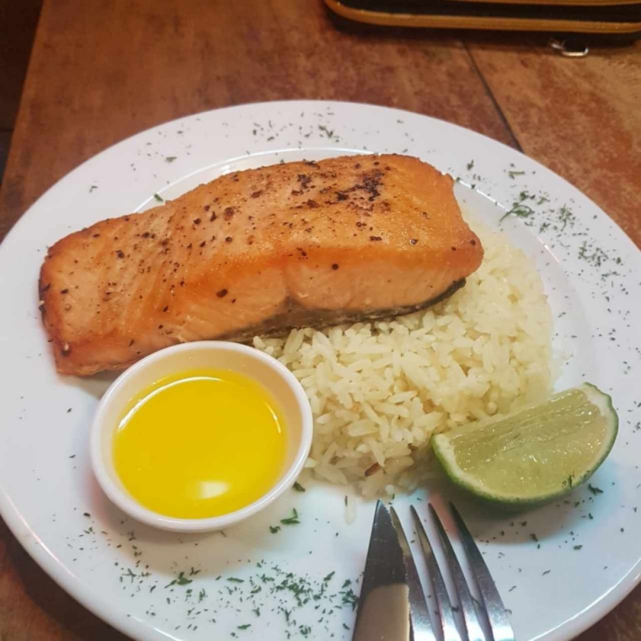 salmón a la mantequilla con limón