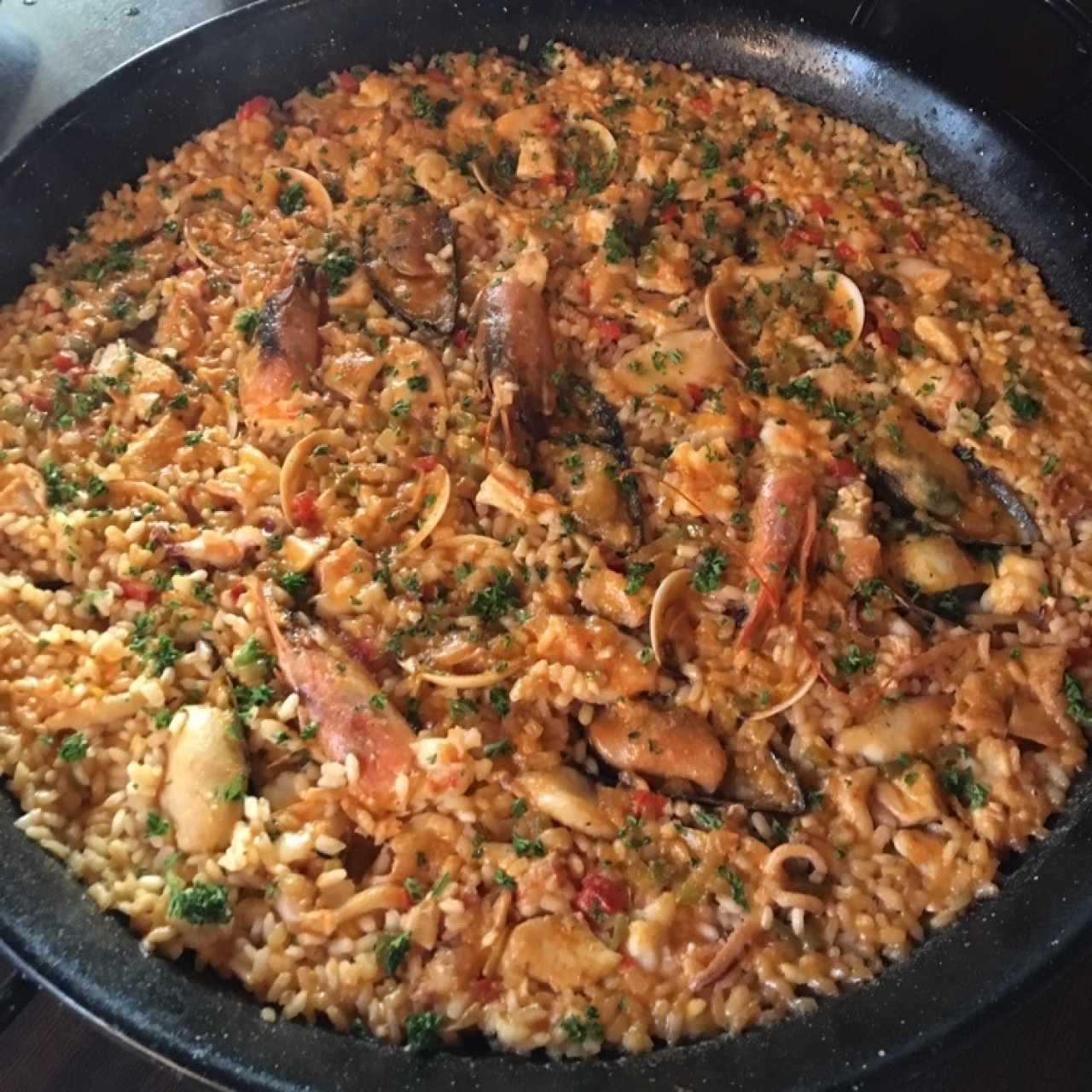 paella de pollo con mariscos