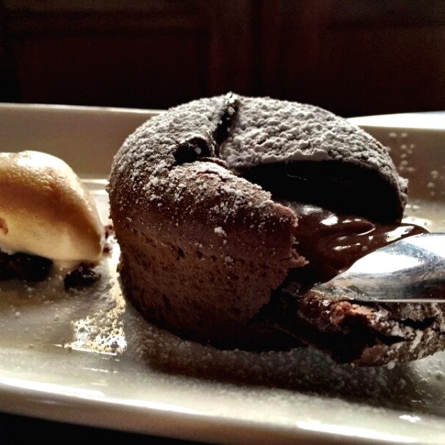 Delicioso coulant de chocolate con helado de dulce de leche