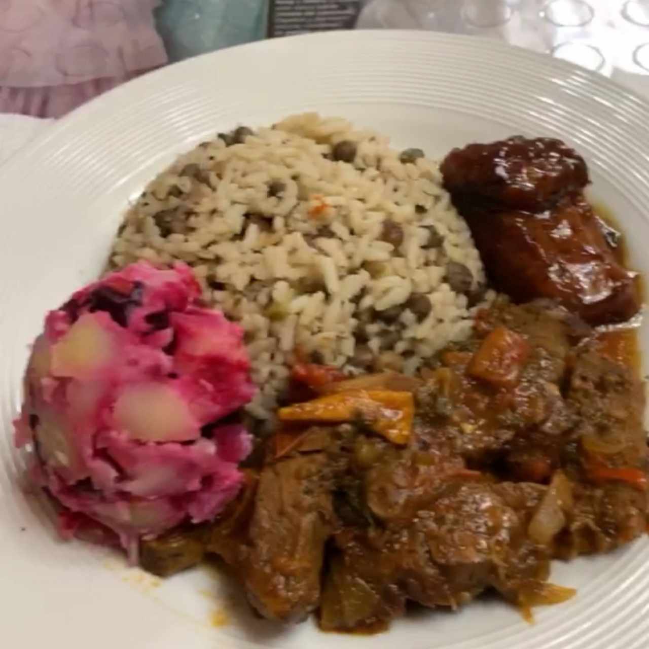 arroz con guandu, carne guisada, platano a la tentacion y ensalalda de papa con remolacha