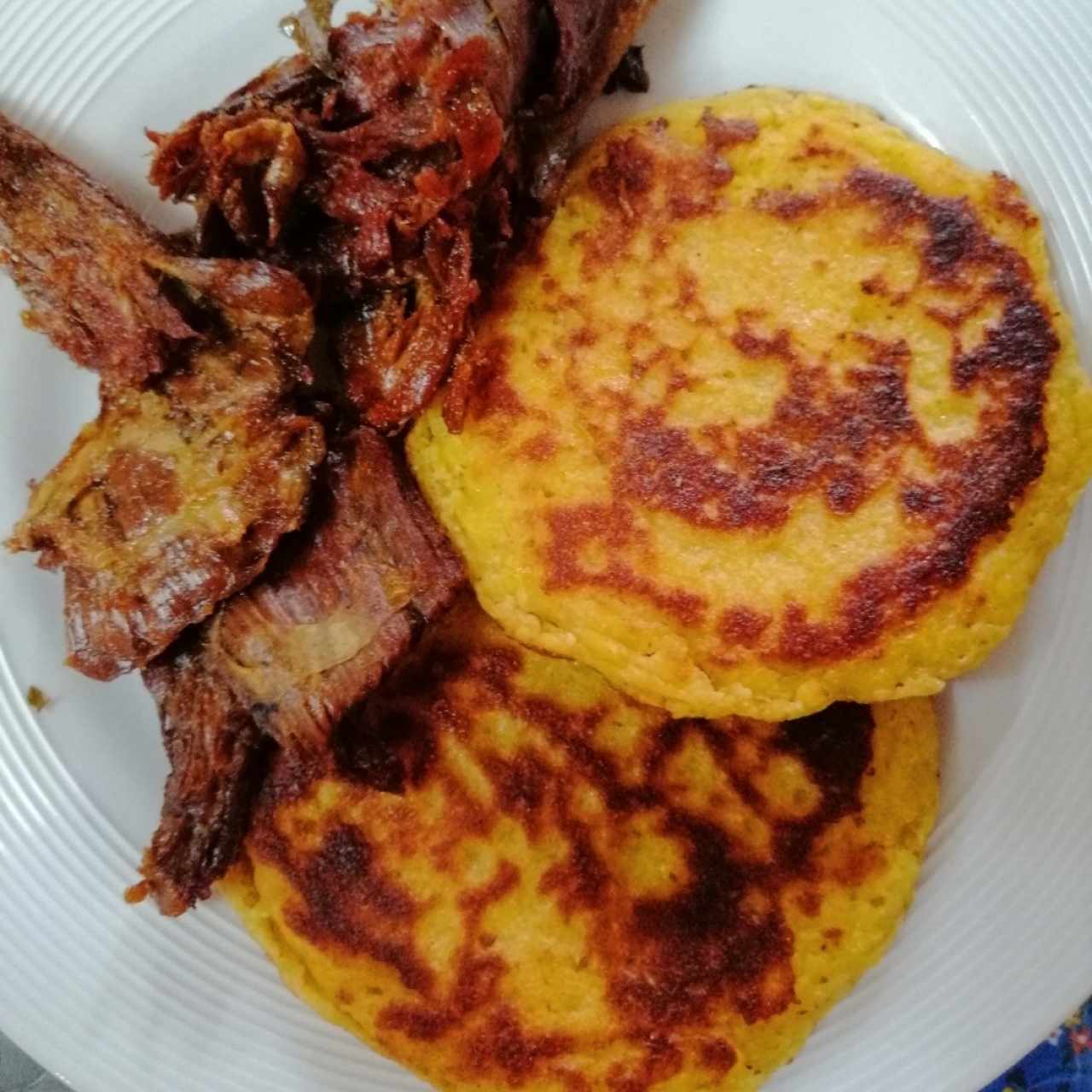 carne frita con torrejitas de maíz nuevo