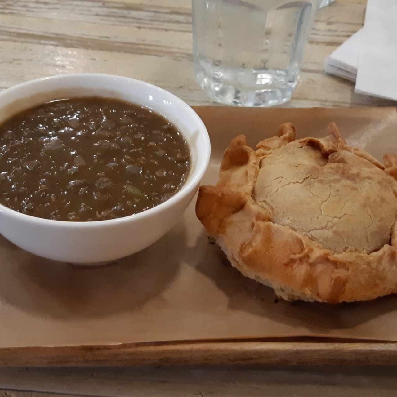 Pie de pollo y sopa de lentejas