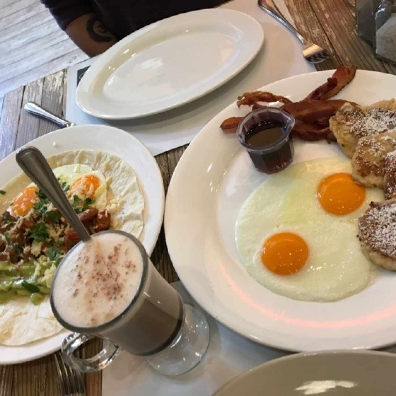 Huevos rancheros, Tostadas con to’ y Mochaccino con leche deslactosada