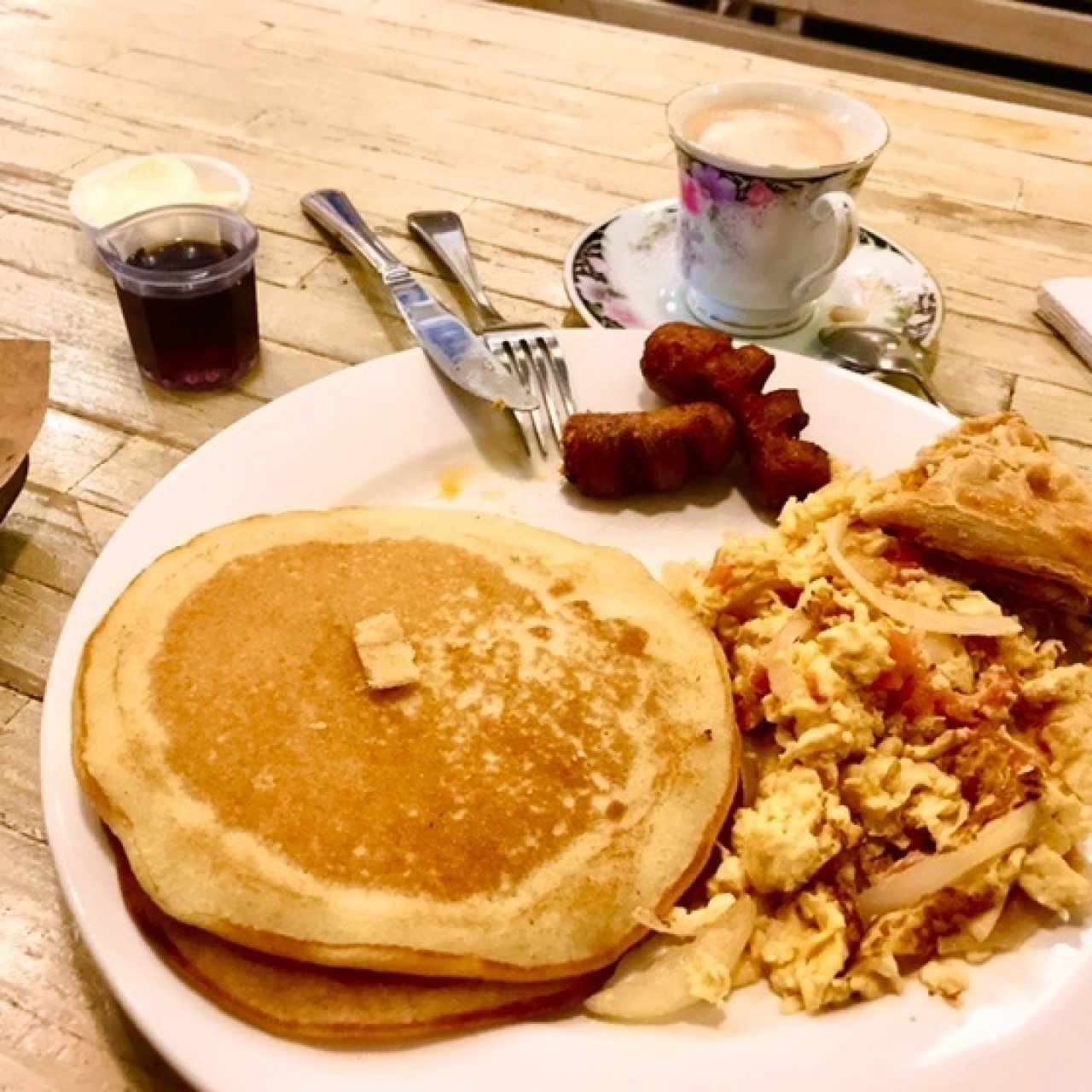 Desayuno con huevos, pancakes y chorizo