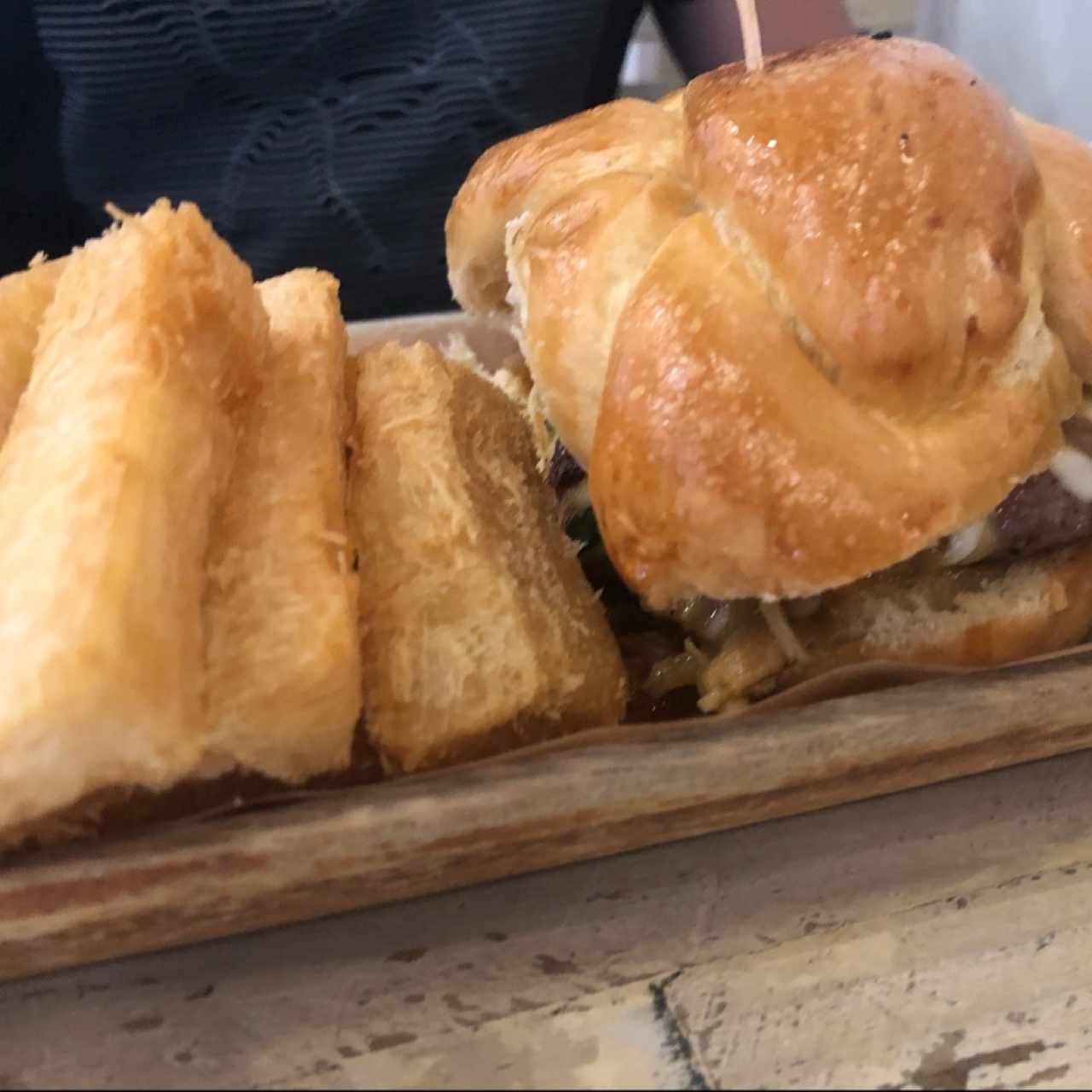 hamburguesa de carne con yuca frita