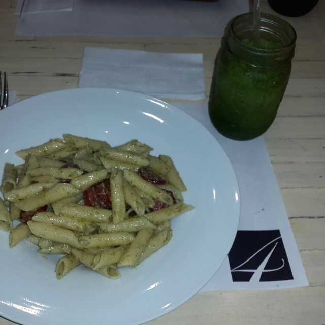 Pasta pesto con chorizo y limonada con yerba buena