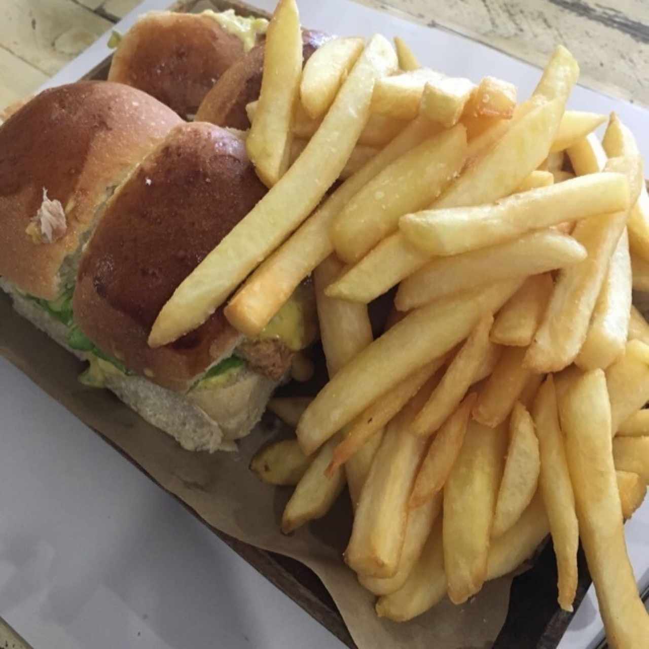 Sliders de corvin con papas fritas