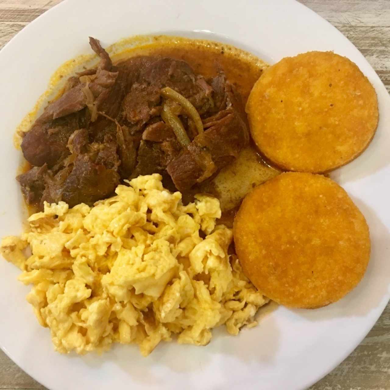 Desayuno Panameño, con huevo revuelto.