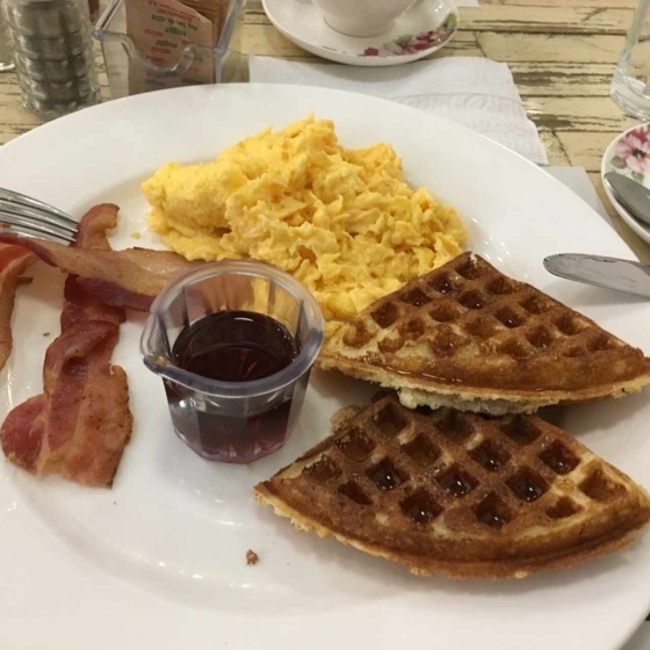 waffles con huevos y tocino