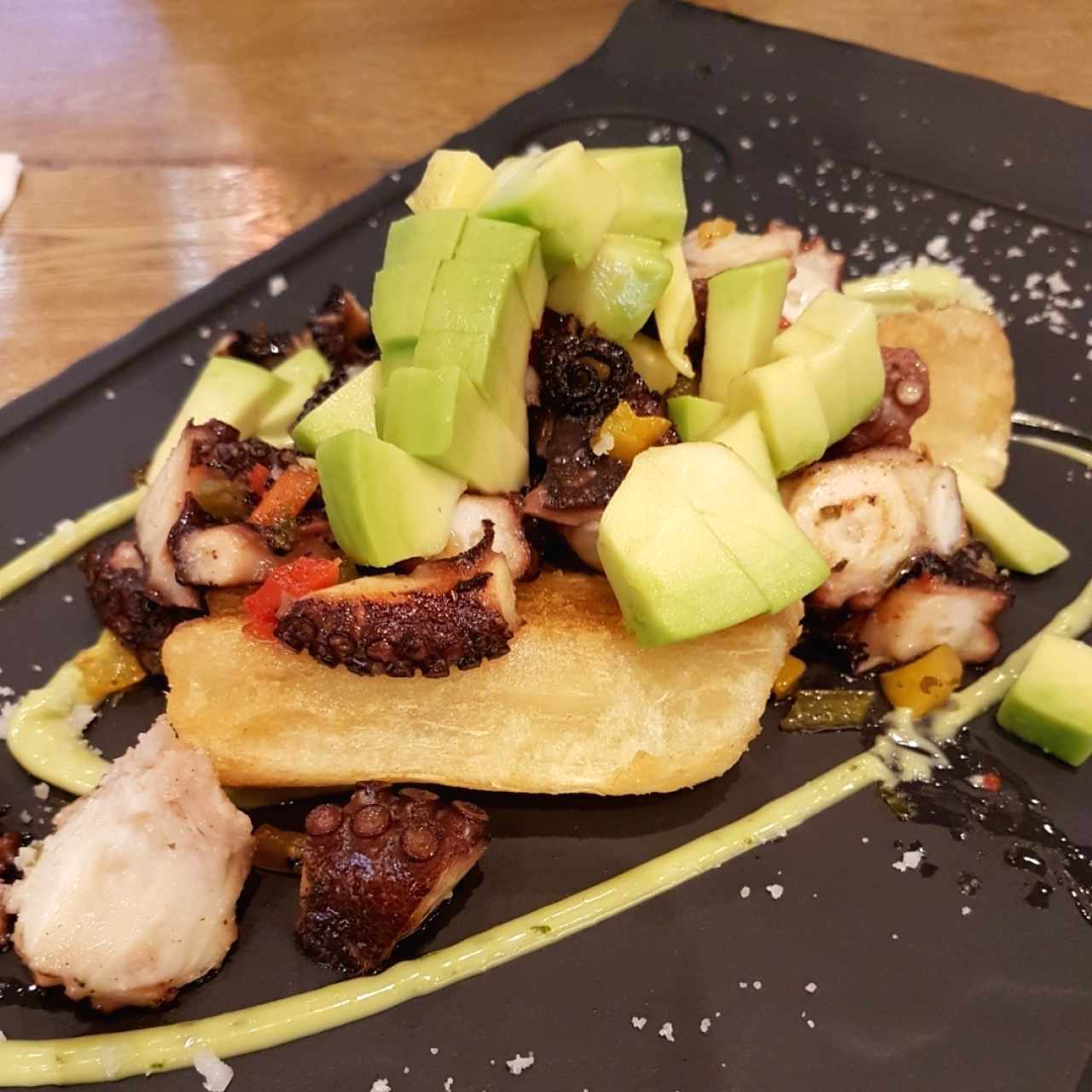 Pulpo al carbón + yuca frita