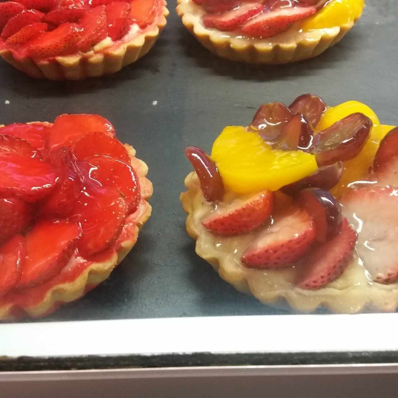 tartaleta de fresas y frutas