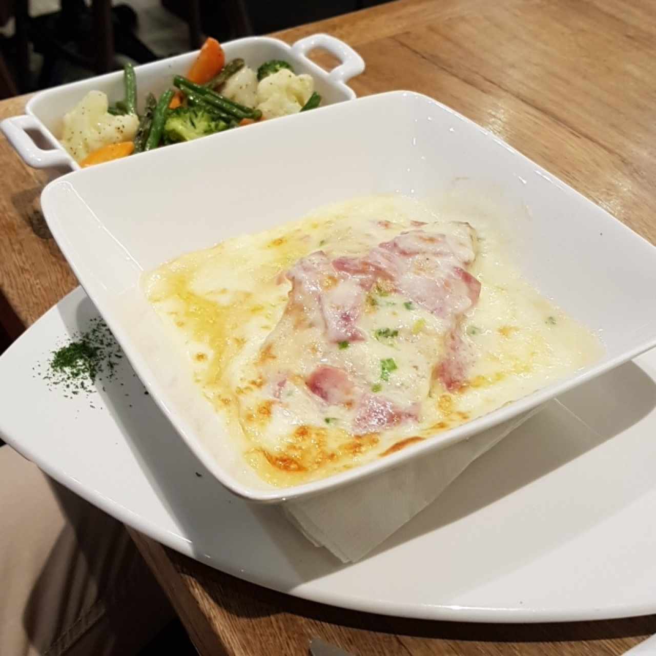 Filete de Corvina gratinada (c. vegetales salteados)