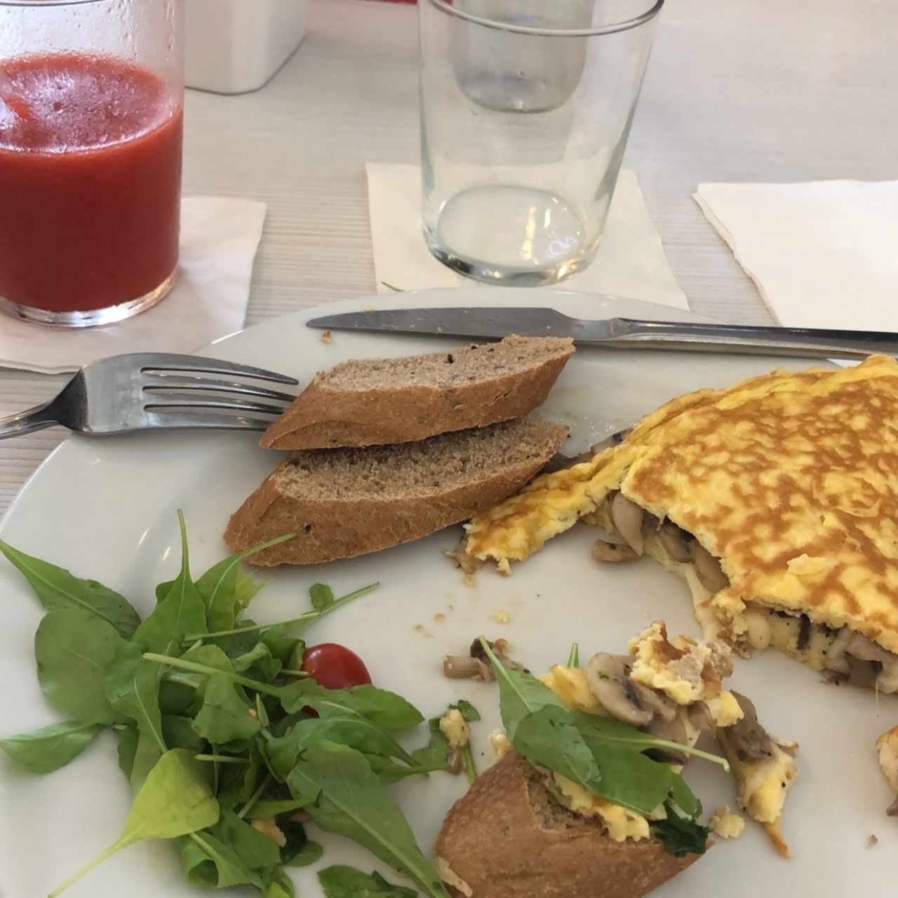 Desayuno, omelette queso mozzarella y hongos con tostadas