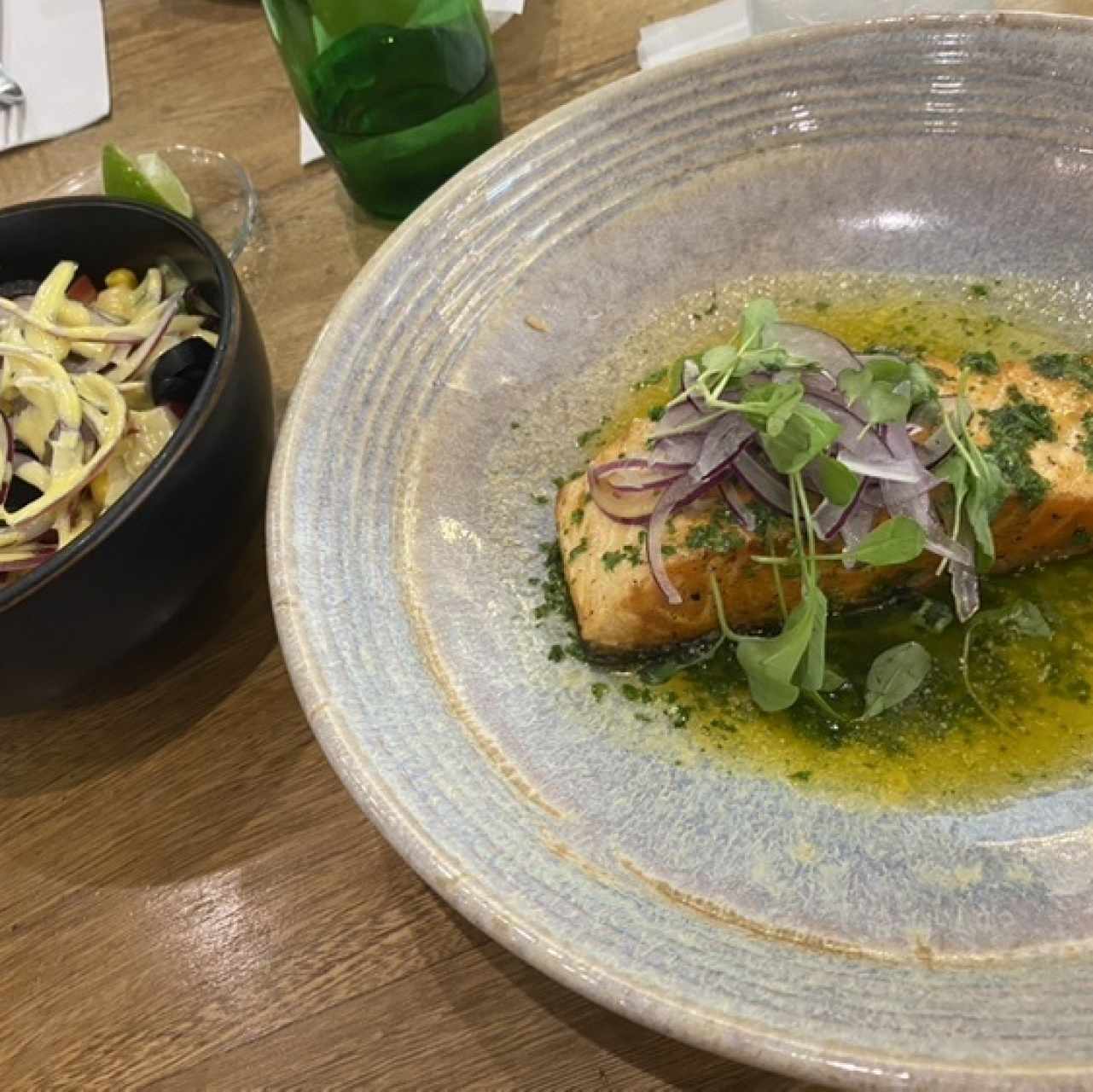 Salmon con mamtequilla verde. 