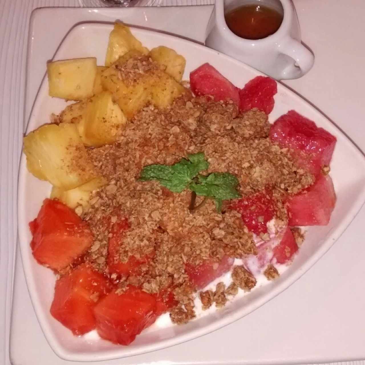 plato surtido de frutas con yogurt, granola y miel