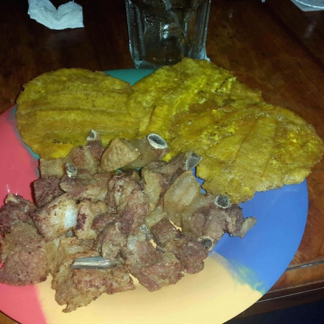 Patacones con chicharron