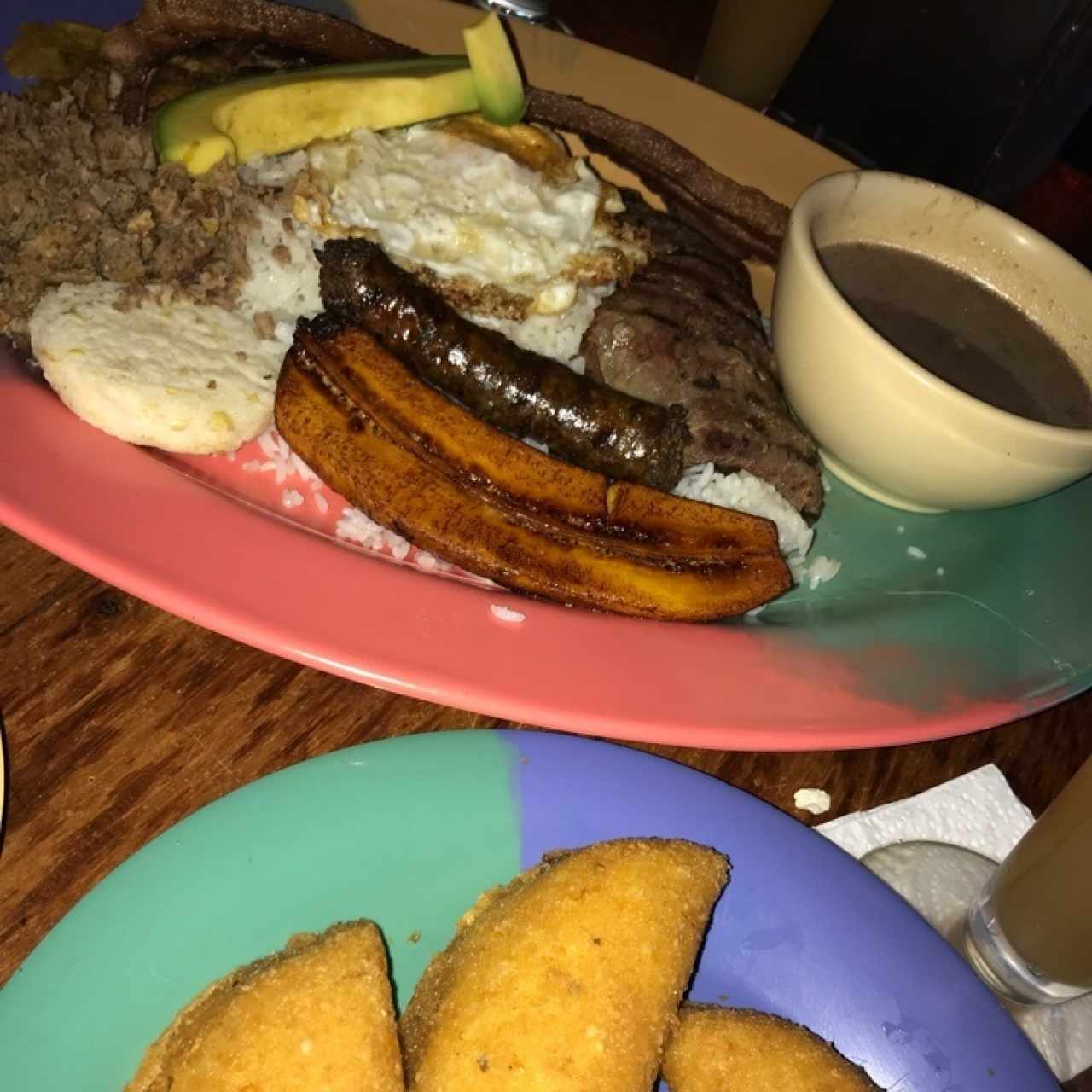 bandeja paisa y empanadas