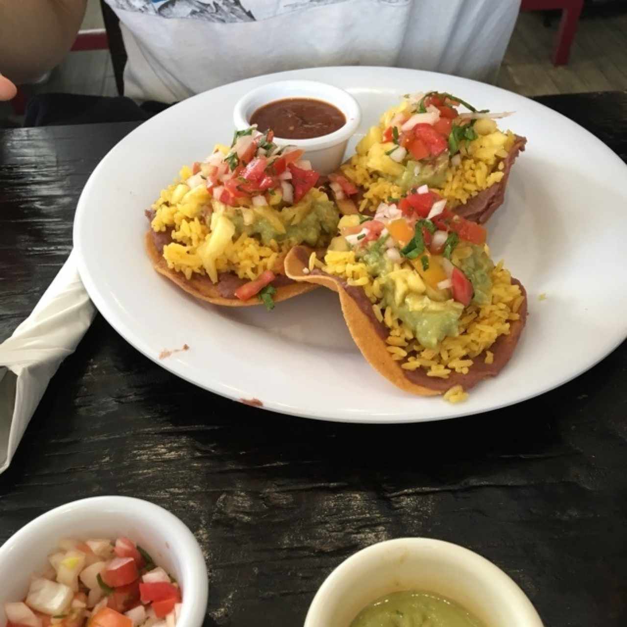 tostones vegan: arroz, frijoles, piña, guacamole y pico de gallo