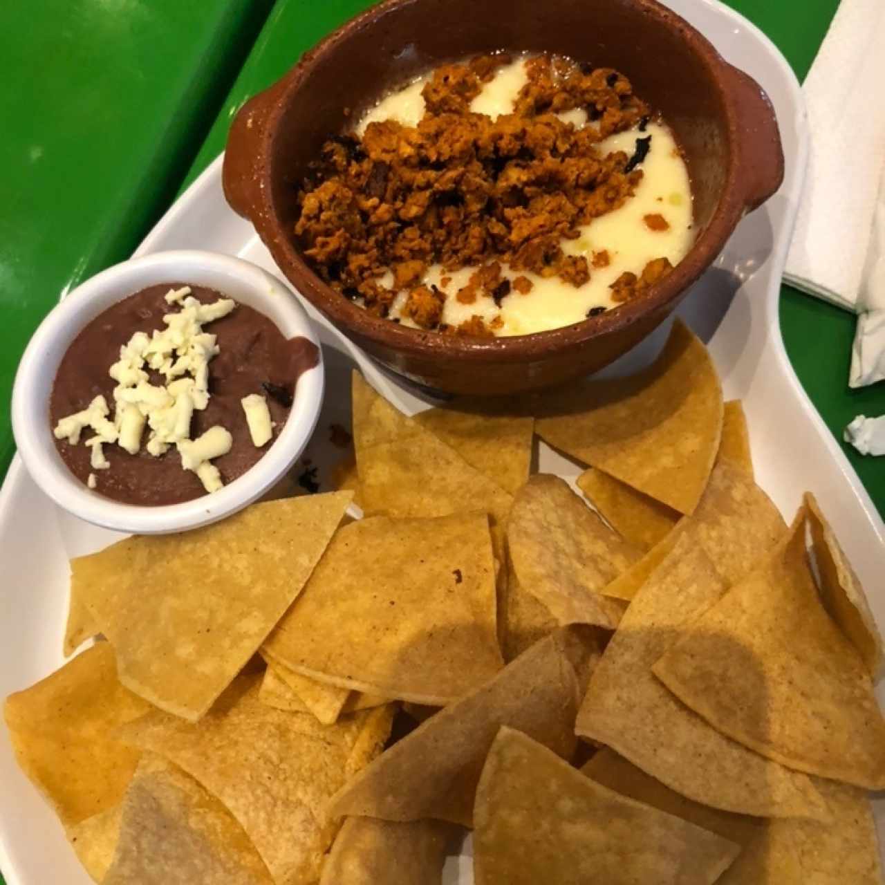 Queso fundido con chorizo