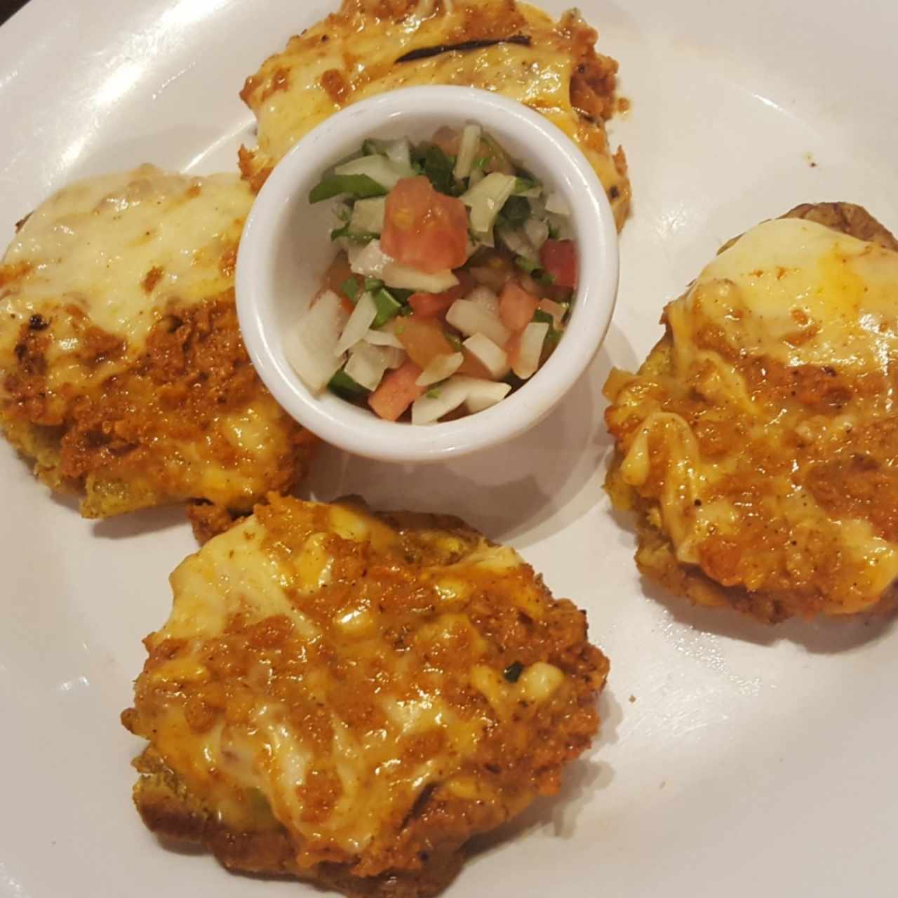 Tostones con chorizo y queso fundido