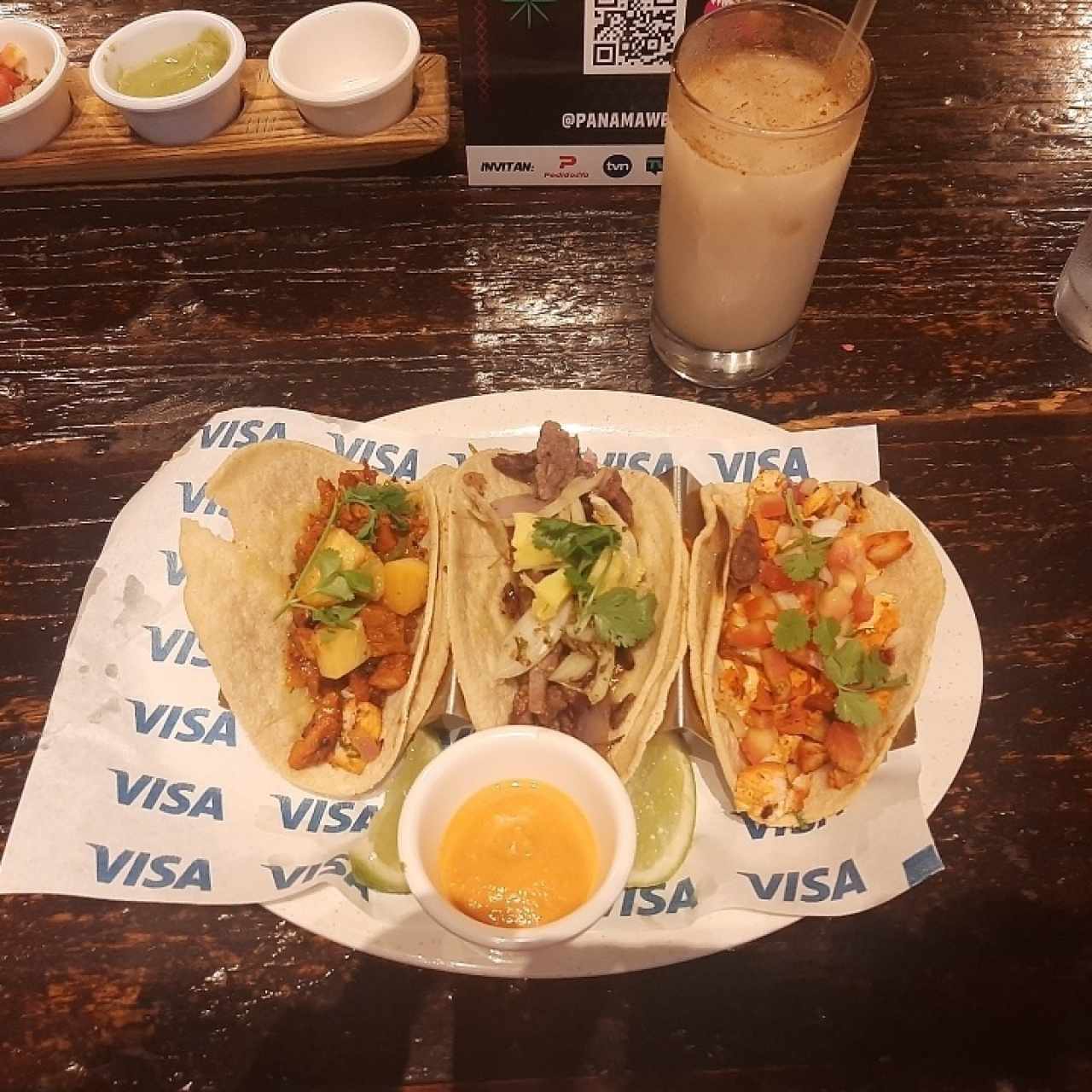 Taco week, pollo, cerdo y res. agua de horchata.