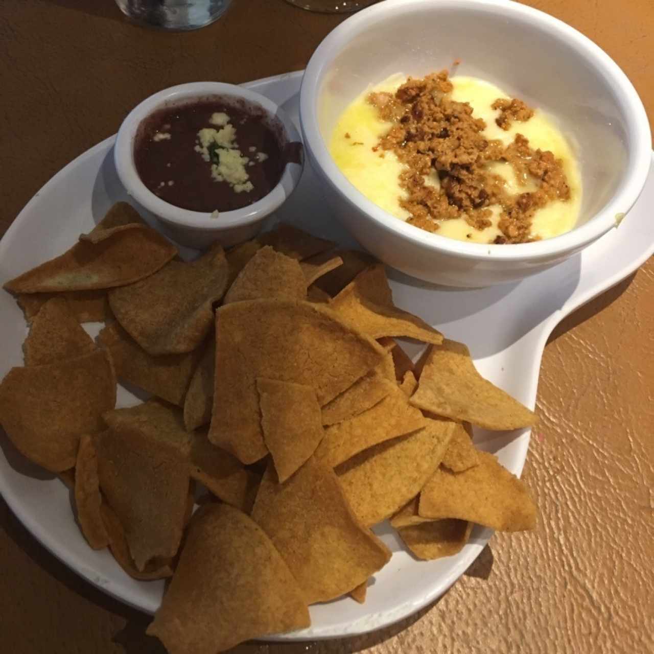 Queso fundido con chorizo