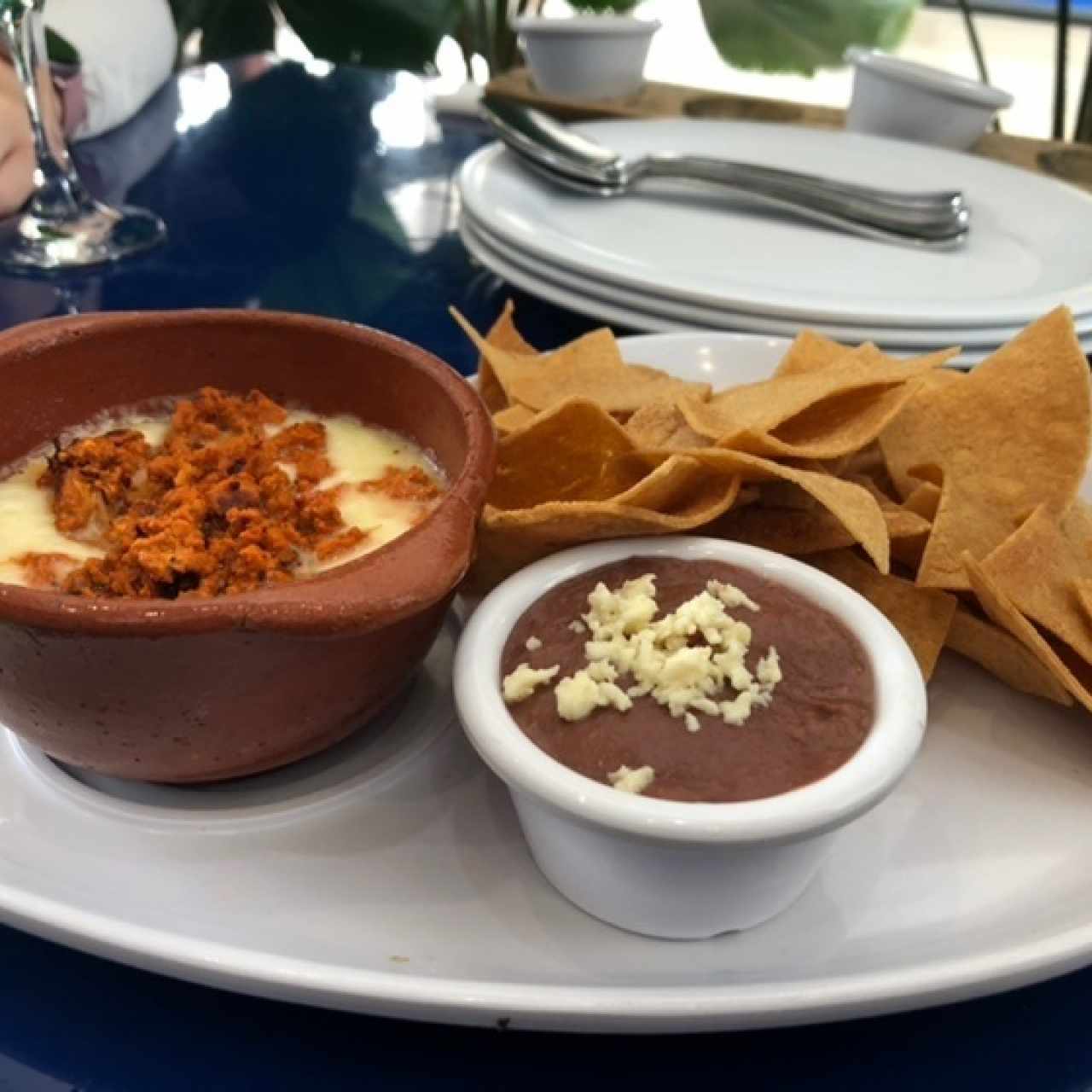 Entrada - Queso fundido con chorizo, frijoles y totopos