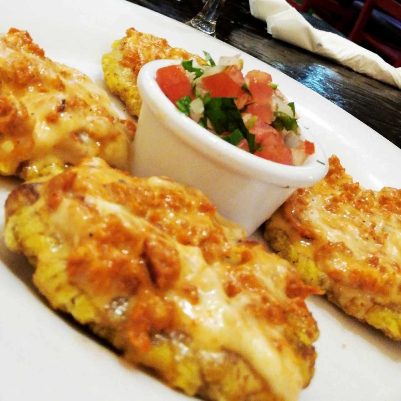 Tostones con queso fundido