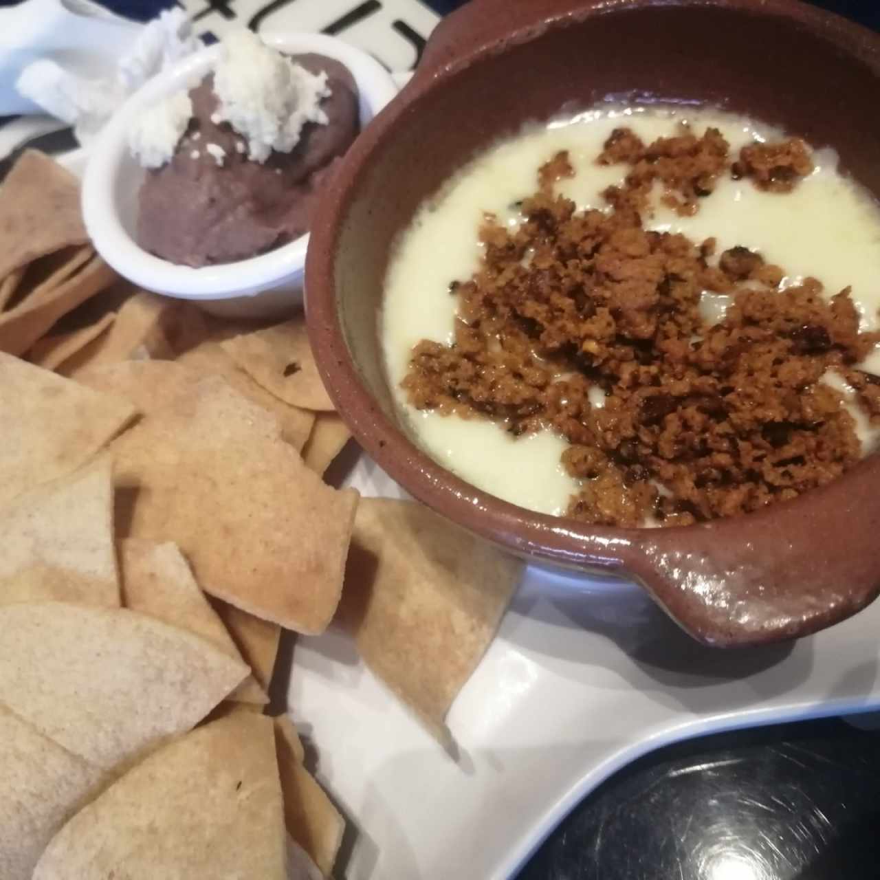 Queso fundido con chorizo 