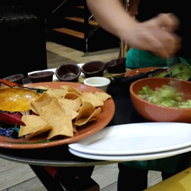 Guacamole Preparado en la Mesa