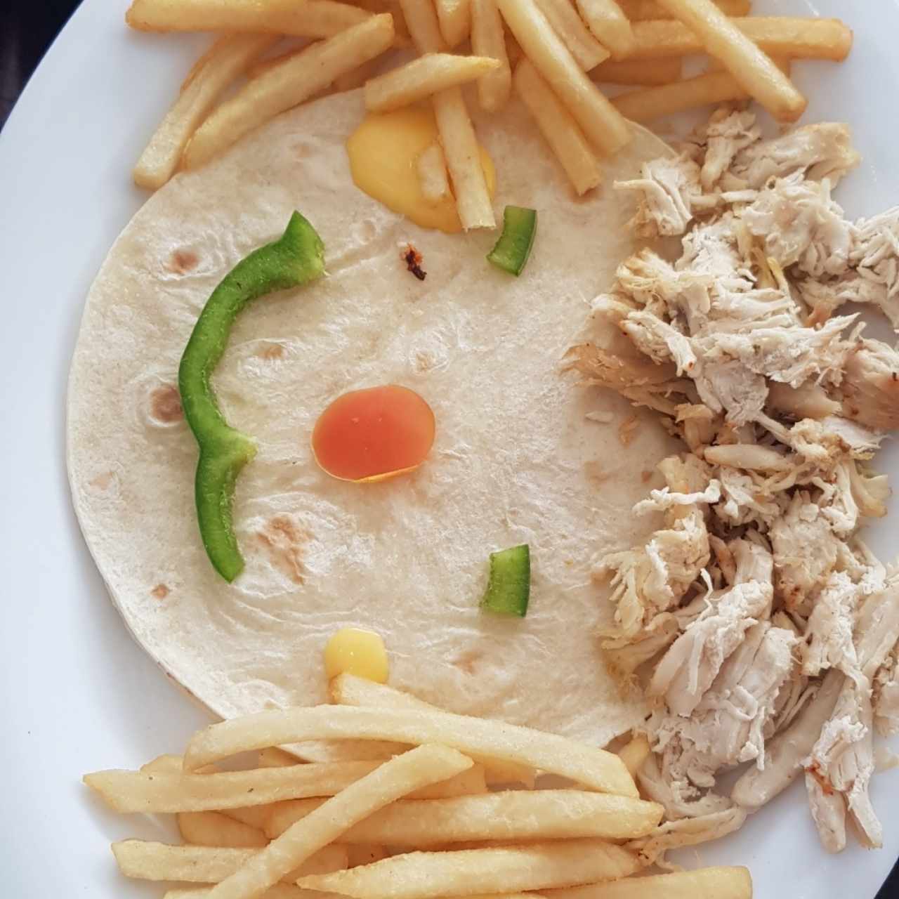 Quesadilla con pollo menú de niños