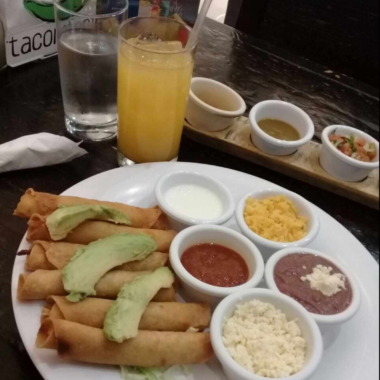 flautas mixtas acompañadas de jugo de maracuya 