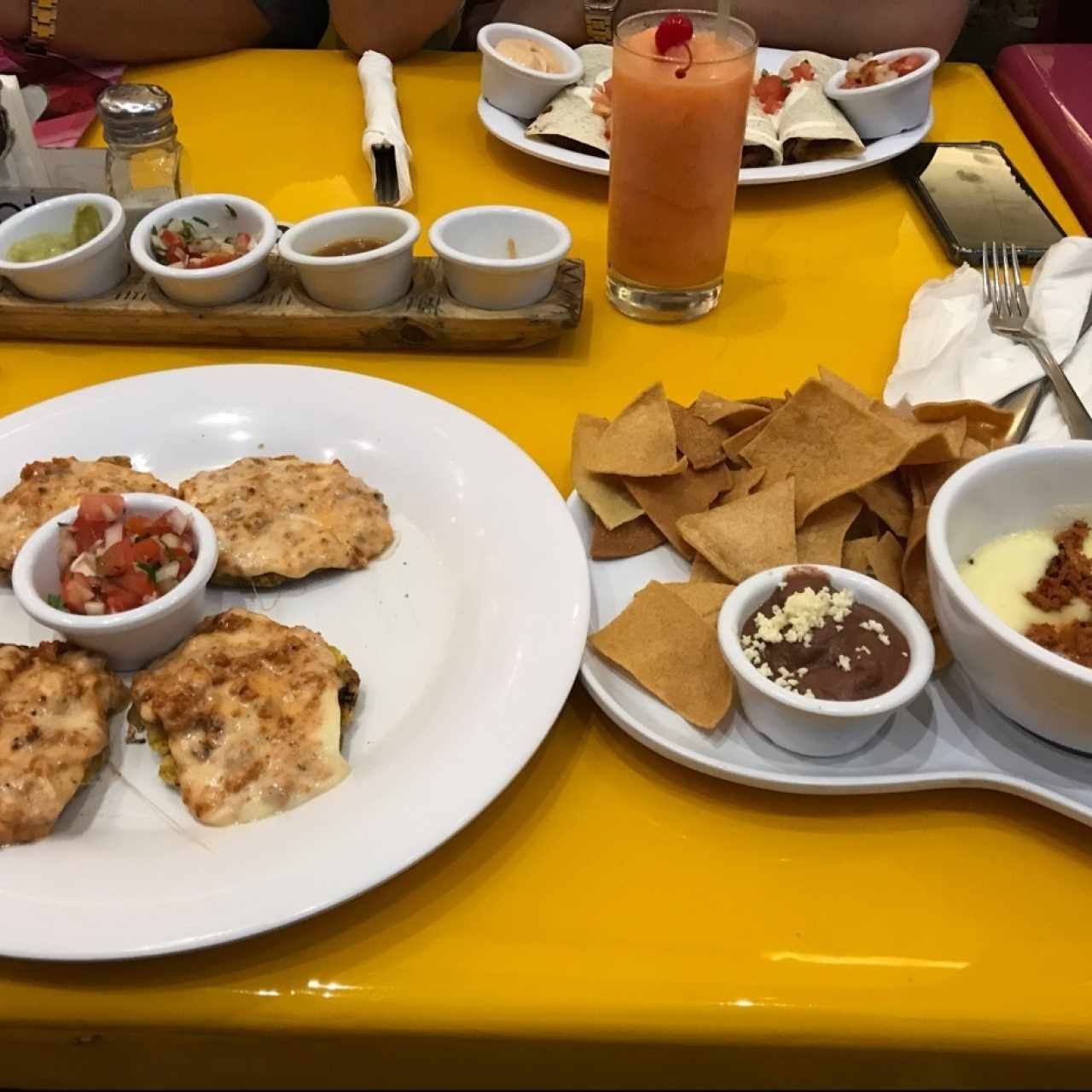 tostones de queso fundido con chorizo y queso fundido.