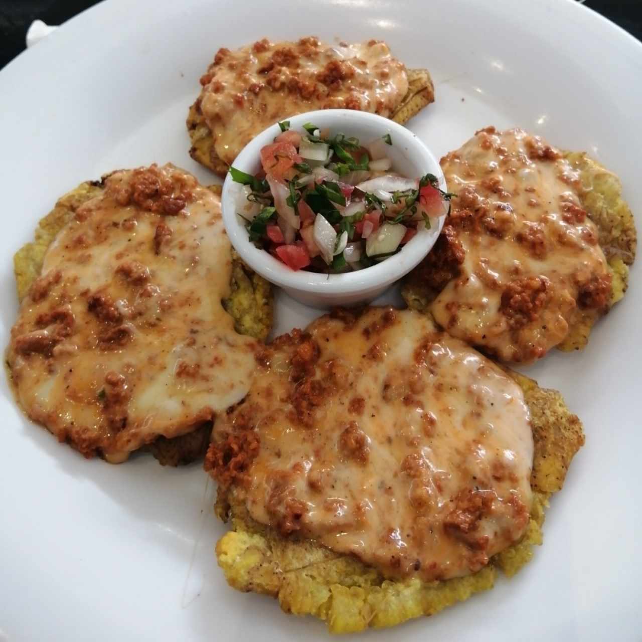 Tostones con queso fundido y chorizo