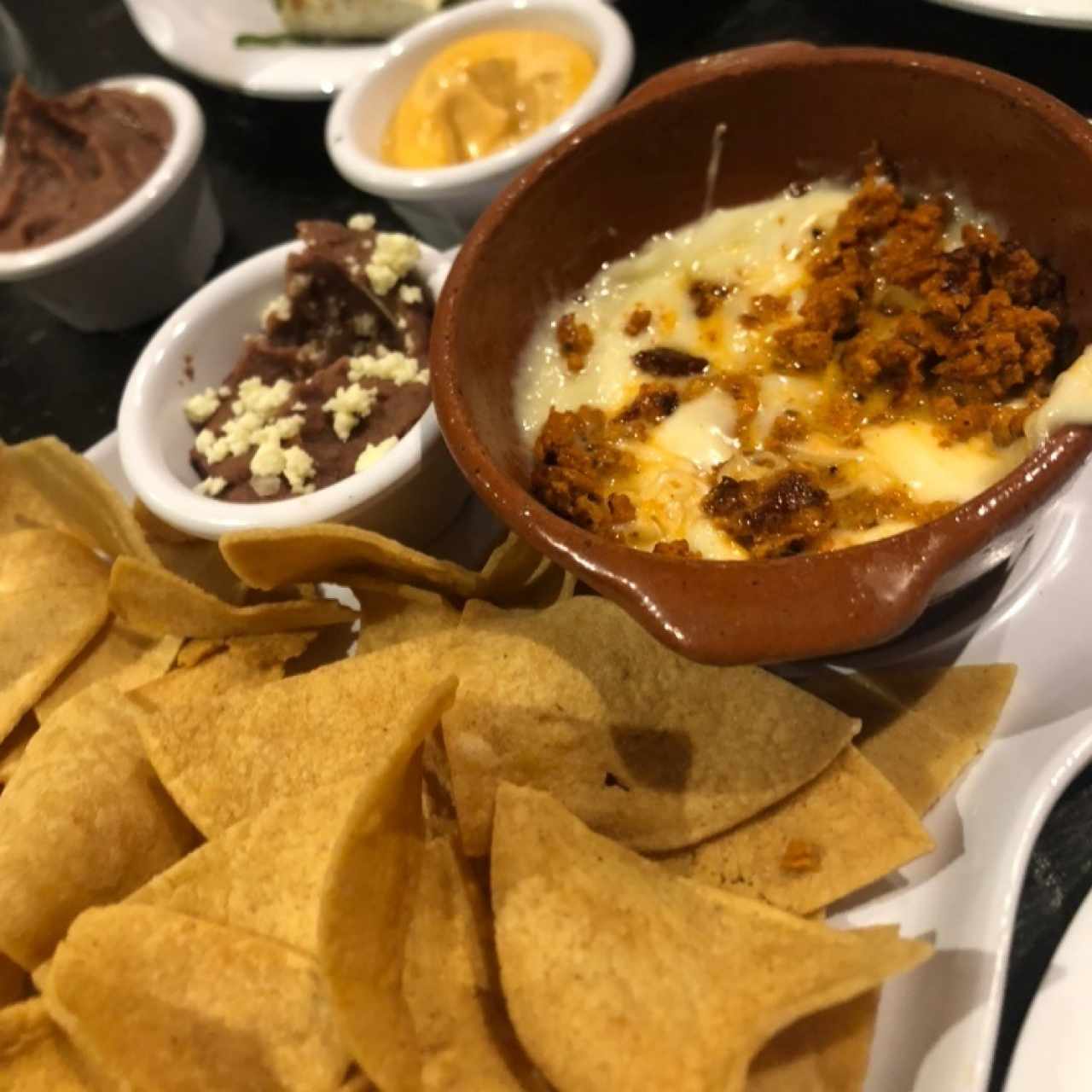 dip de queso mosarella con chorizo y frijoles