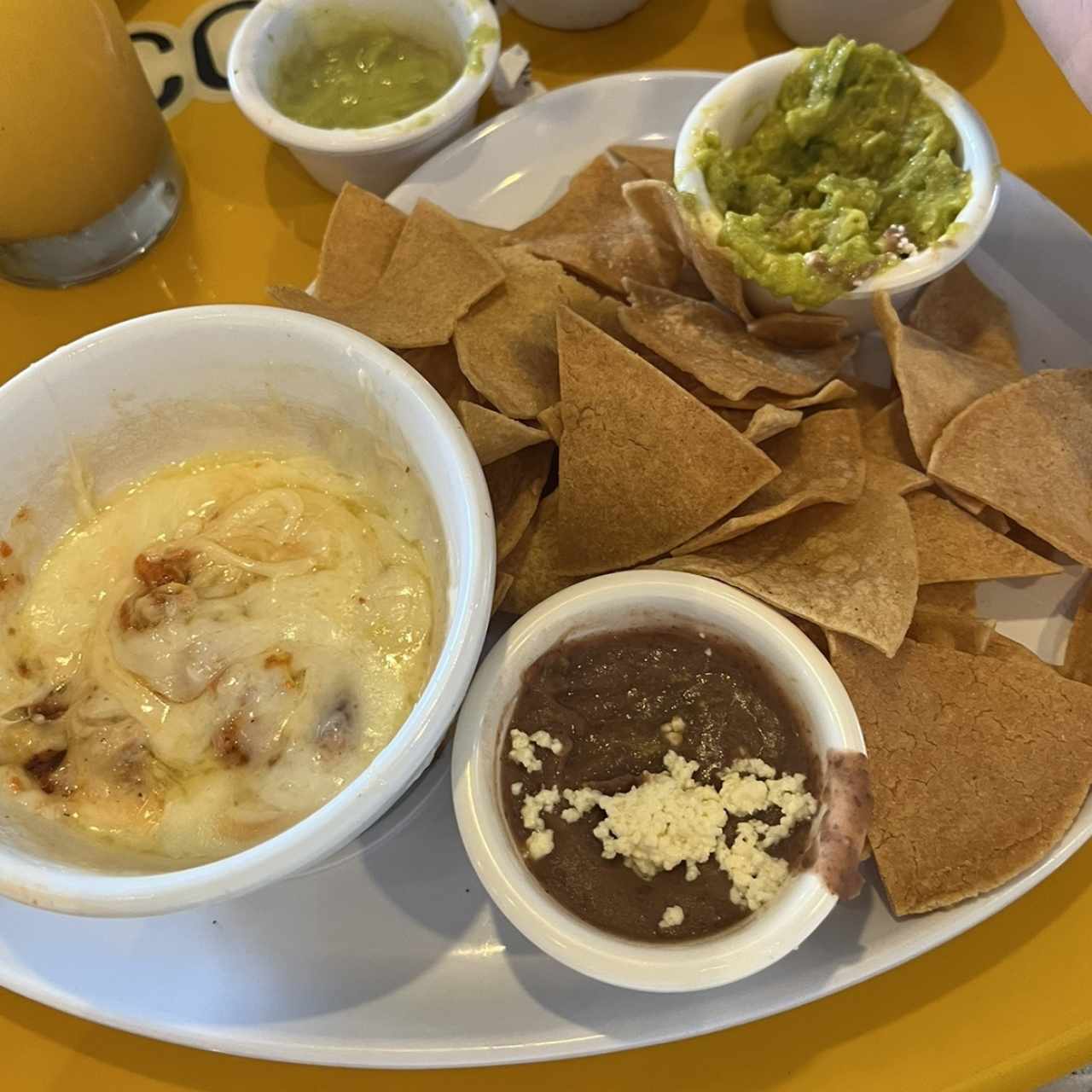 Queso fundido con guacamole y frijoles