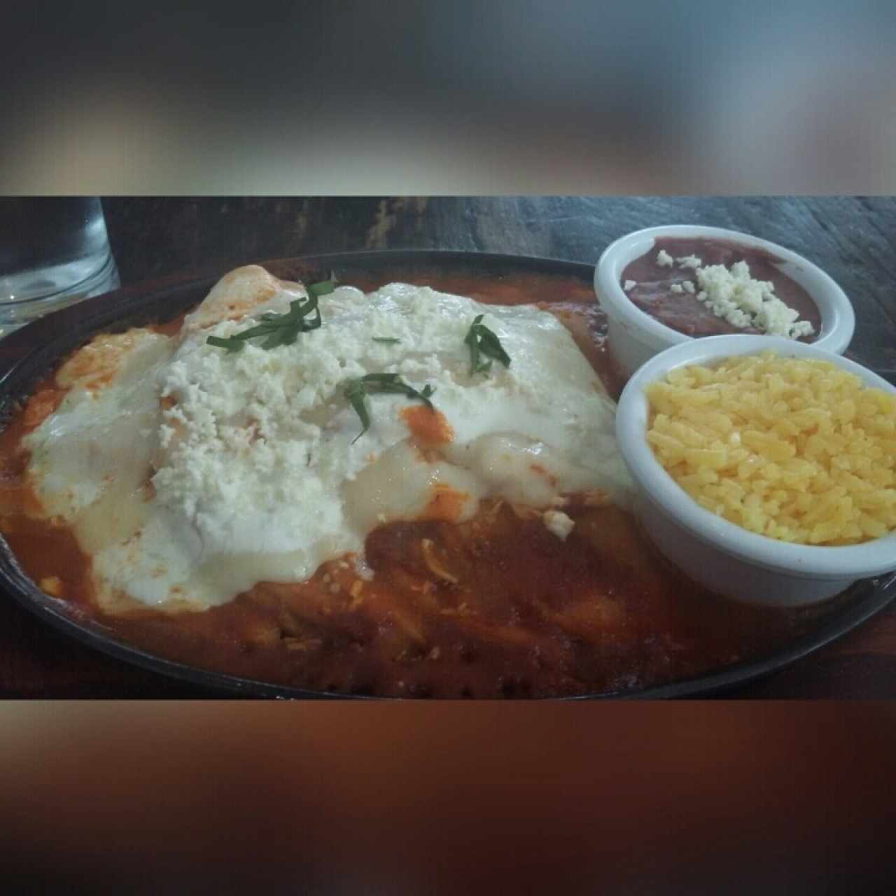 Enchilada de pollo en salsa roja picante