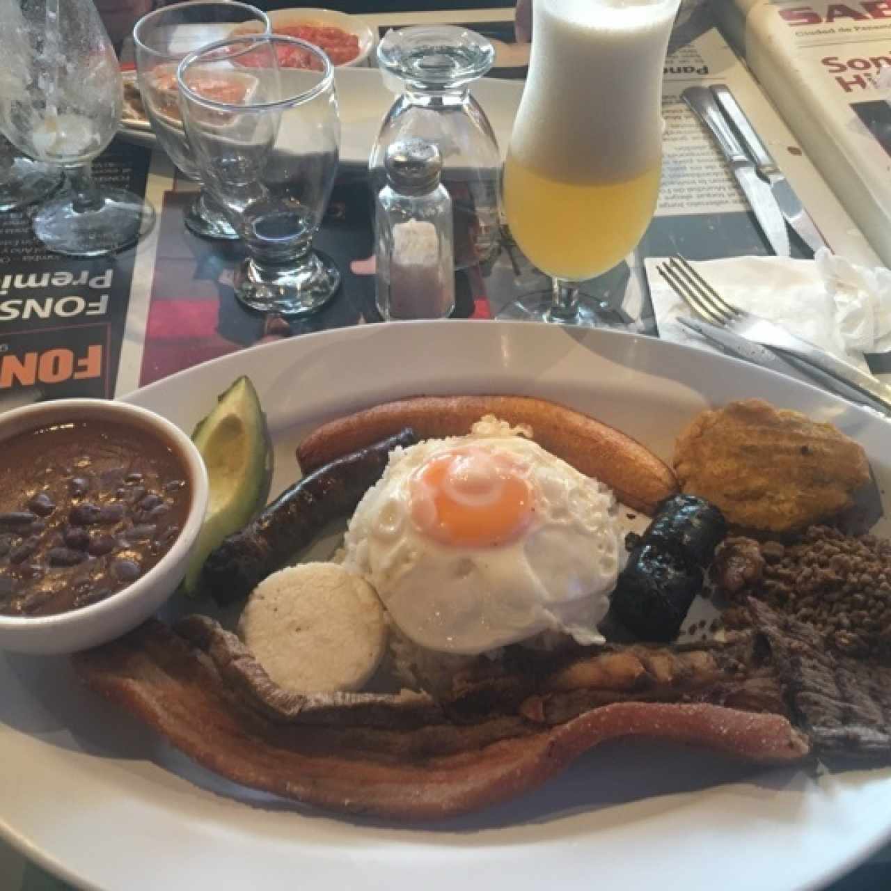 bandeja paisa con jugo de lulo