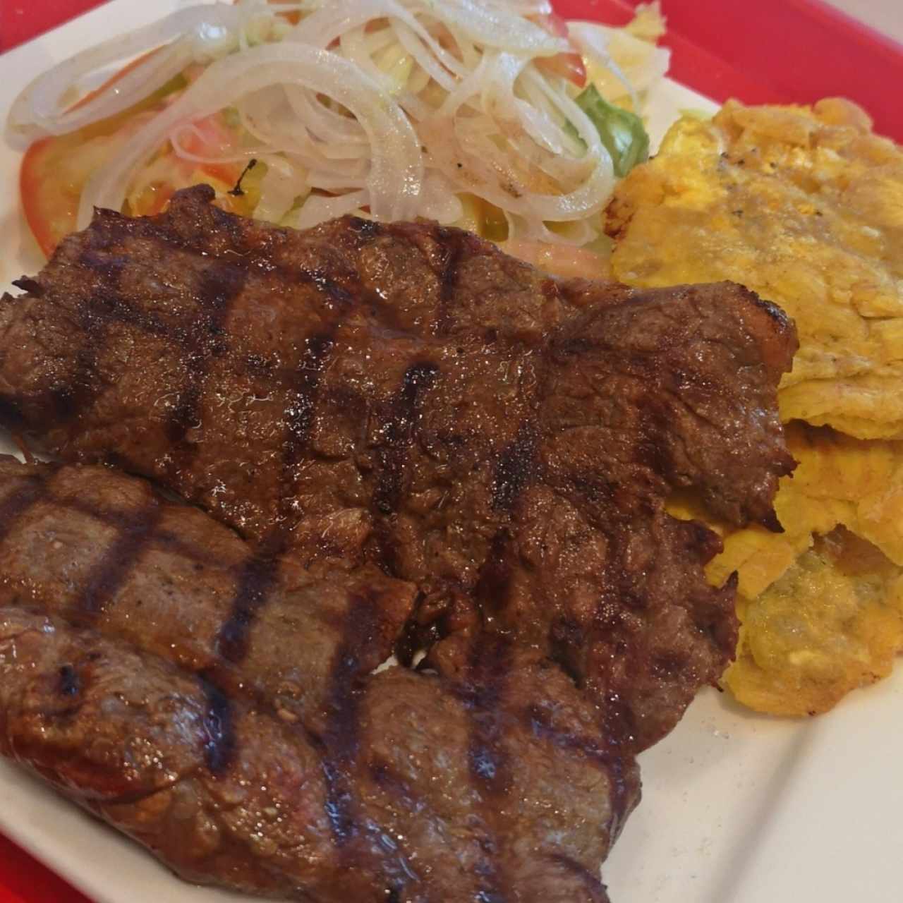 filete de carne con Patacones y ensalada 