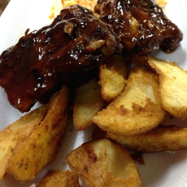 Ribs, Papas Wedge y Cole Slaw